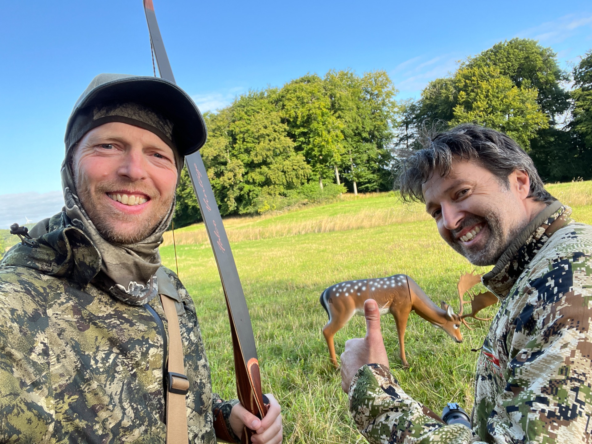 Meget fin pil og to glade "filmfolk"