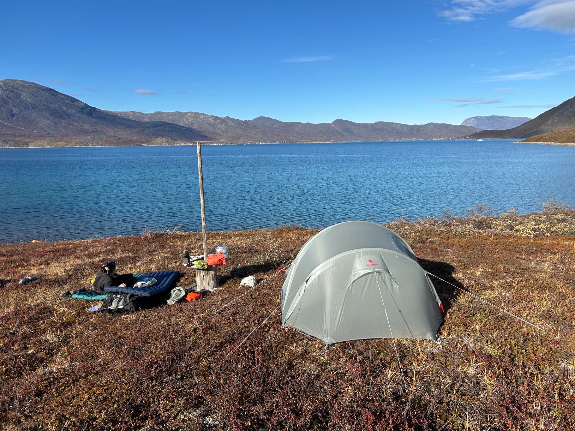 Underlag, sol, bog og en smuk fjord