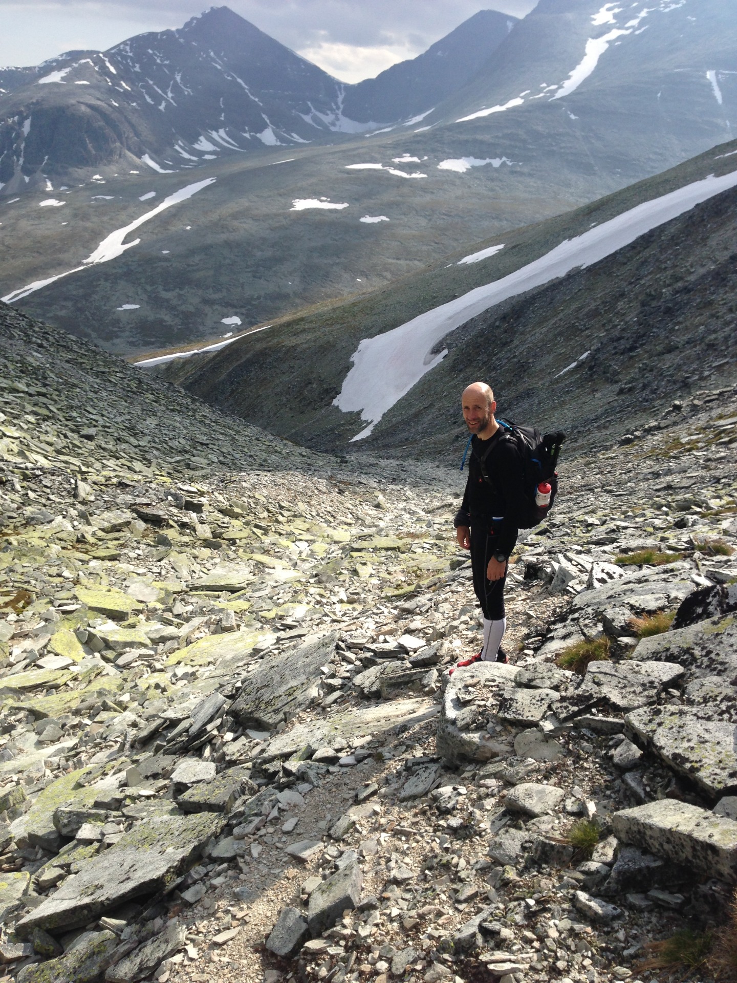 Sten - på vej ned i dalen, hvor det så går op over mod næste top...