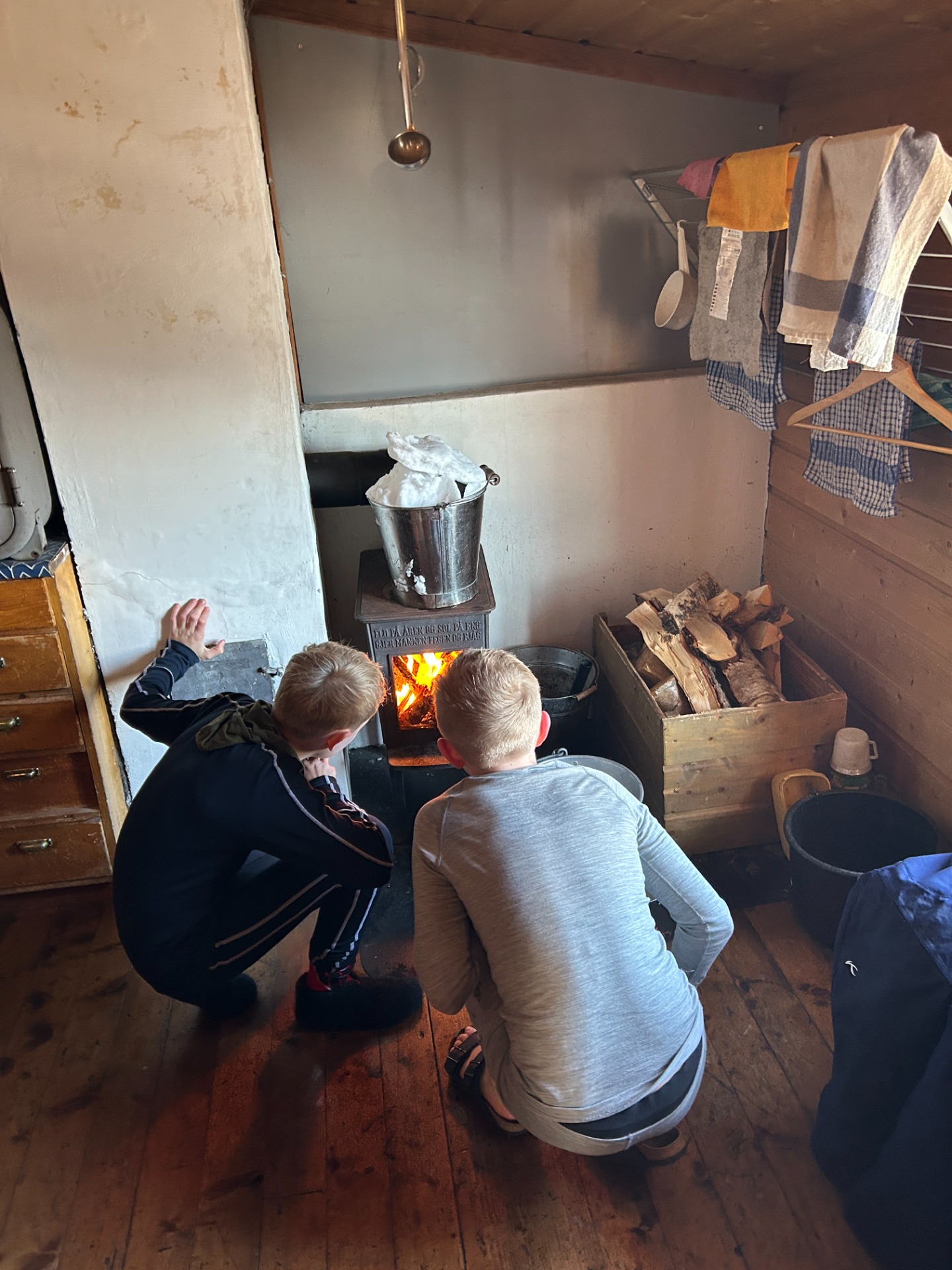 Drengene på arbejde - bemærk spanden med sne oven på brændeovnen